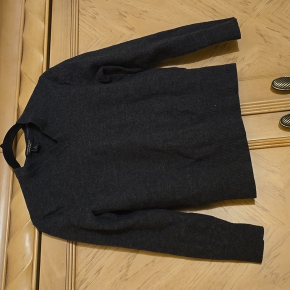 Banana Republic Ultra Fine Merino Sweater. Grey Colored. Size Large - Picture 2 of 8